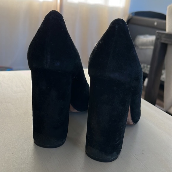 POUR LA VICTOIRE Womens Black Celina Toe Block Heel Slip On Suede Pumps - Picture 3 of 3